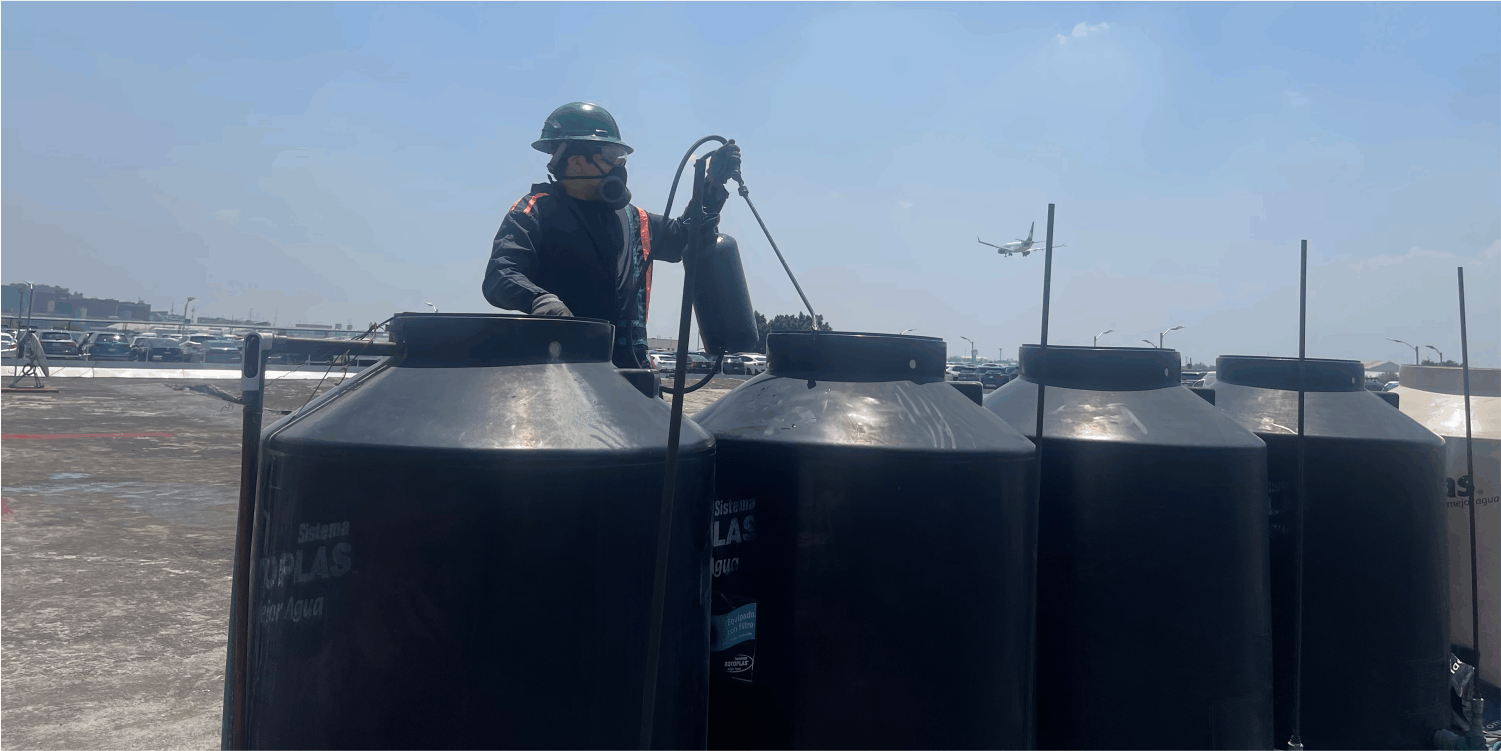 Técnico realiza enjuague a tinacos durante la limpieza de tinacos en Cuautitlán