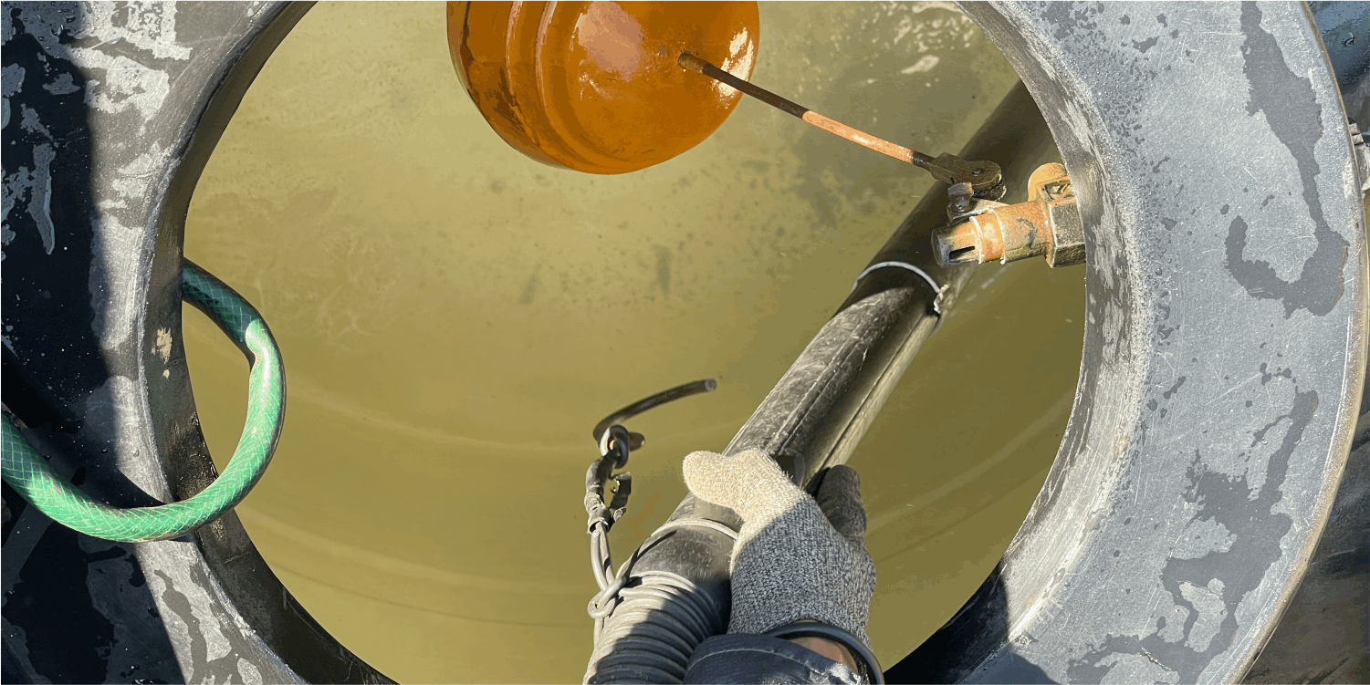 Técnico realiza enjuague durante la limpieza de tinacos en Lerma