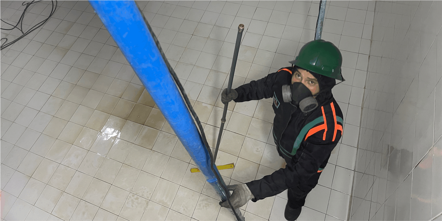 Técnico realiza una extracción de agua durante la limpieza de cisternas en Huehuetoca