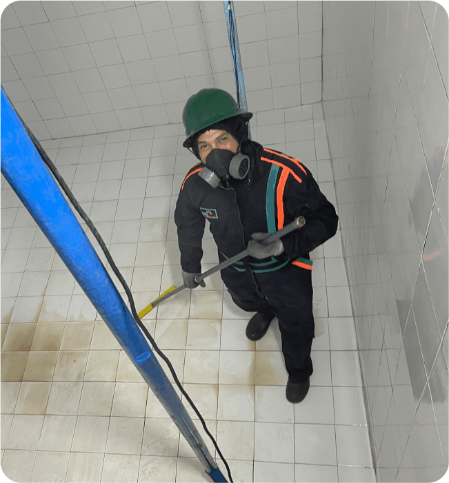 Técnico haciendo un lavado de cisternas