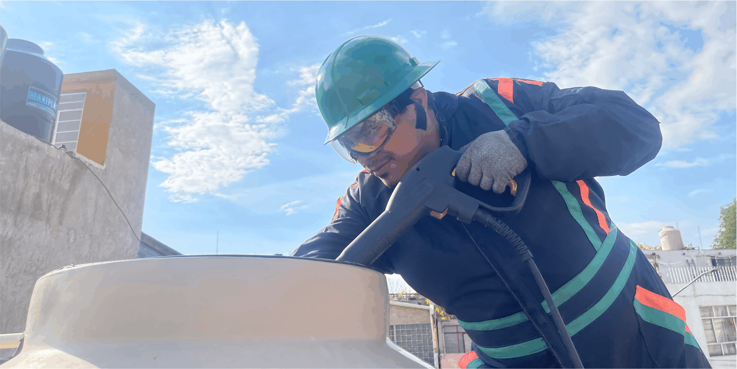 Técnico realizando un lavado de tinacos en Naucalpan