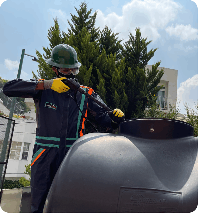 Técnico haciendo un lavado de tinacos en Venustiano Carranza