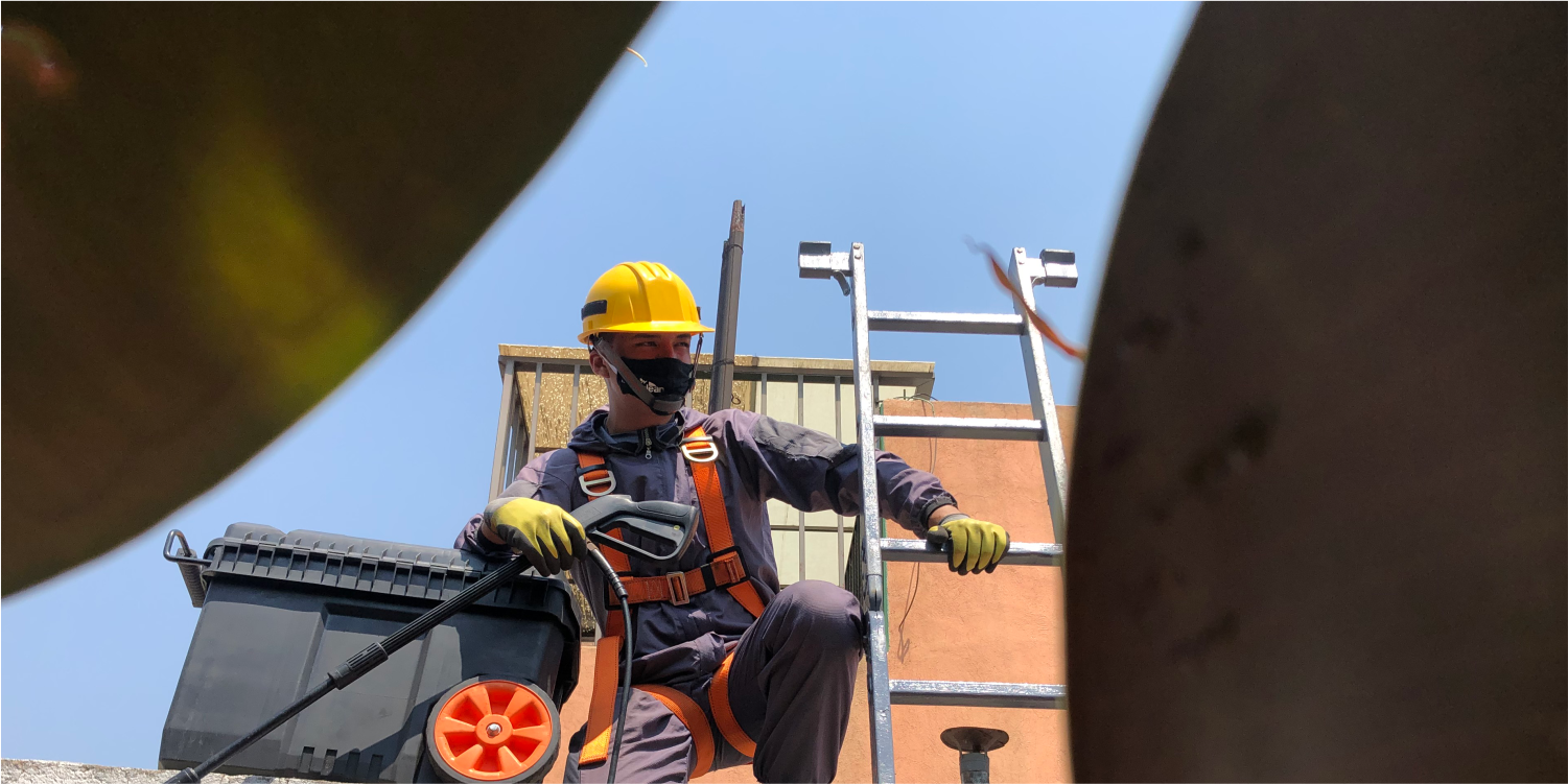 Técnico junto con herramientas para realizar un lavado de cisternas y tinacos en Cuautitlán