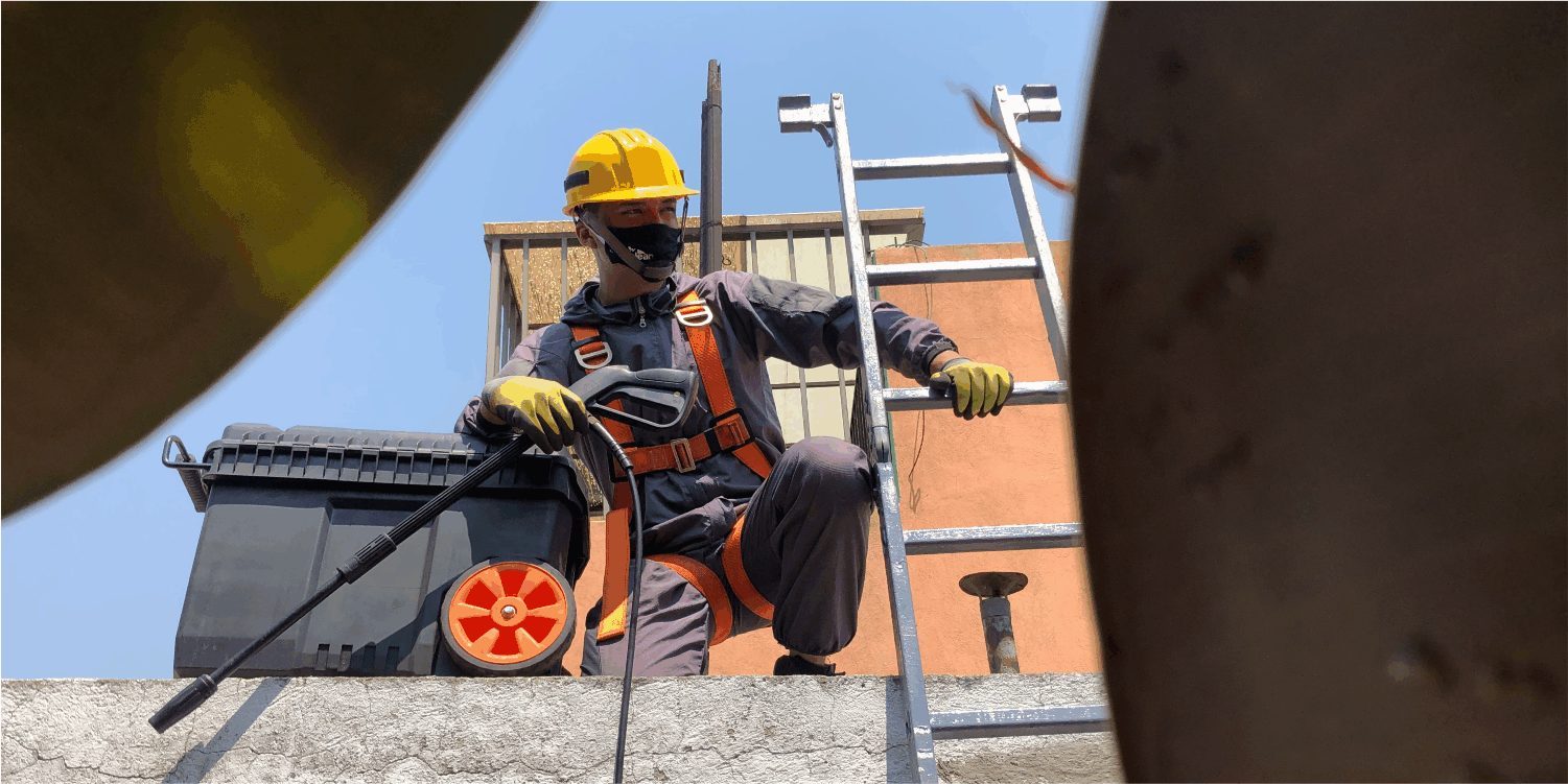 Técnico junto con herramientas para realizar un lavado de tinacos en Cuautitlán