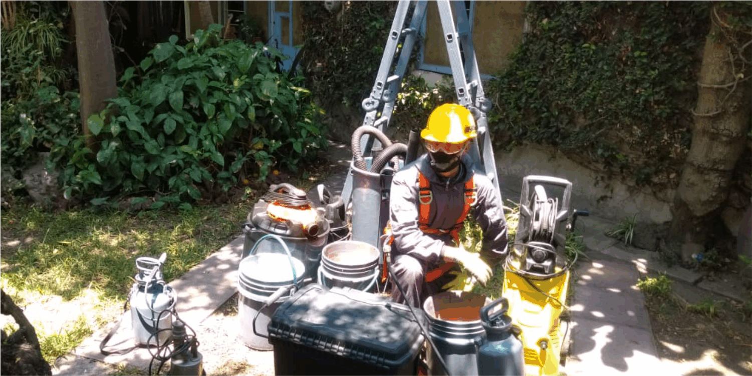 Técnico junto con herramientas para limpieza de cisternas en Tecámac