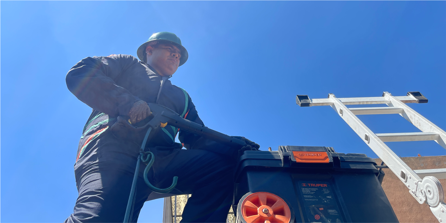 Técnico junto con herramientas para limpieza de cisternas y tinacos en Tecámac