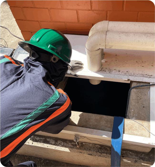 Técnico revisando para hacer un lavado de cisternas en Iztacalco