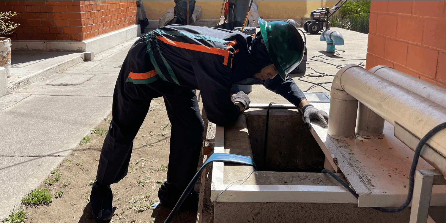 Técnico inspeccionando para realizar un lavado de cisternas en Venustiano Carranza