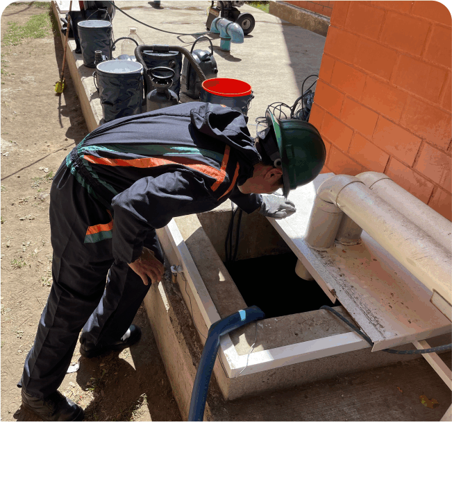 Técnico inspecionando cisterna