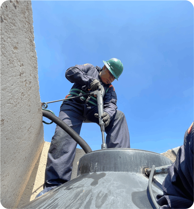 Técnico realizando lavado de tinacos en Benito Juárez