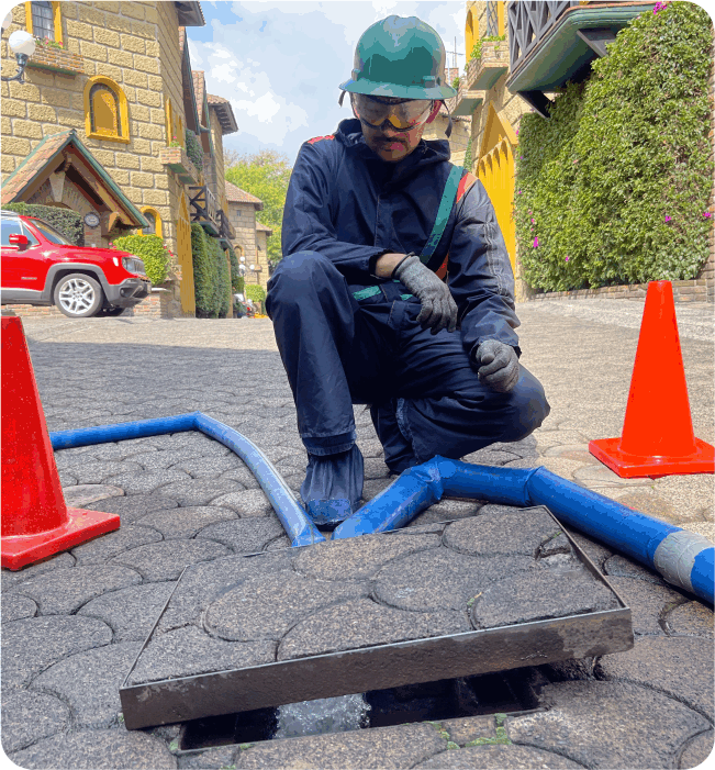 Técnico realiza llenado de cisterna durante la limpieza de cisternas en Melchor Ocampo