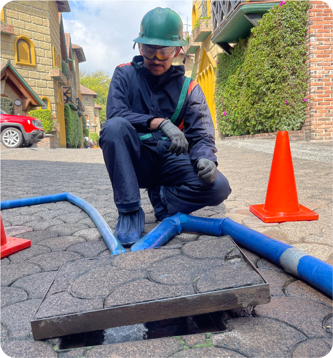 Técnico realiza llenado de cisterna durante la limpieza de cisternas y tinacos en Melchor Ocampo