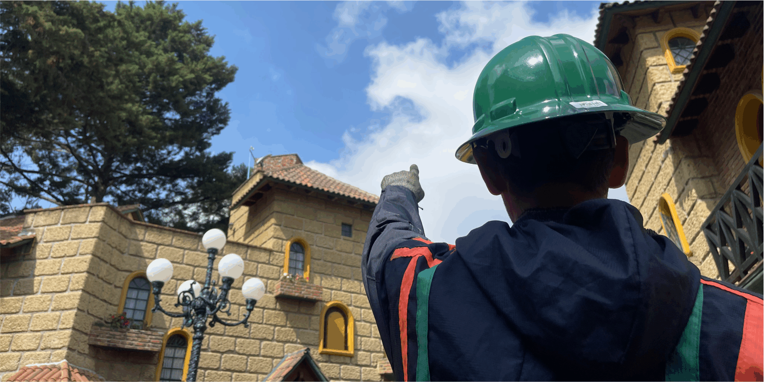 Técnico planeando su lavado de tinacos en Tláhuac
