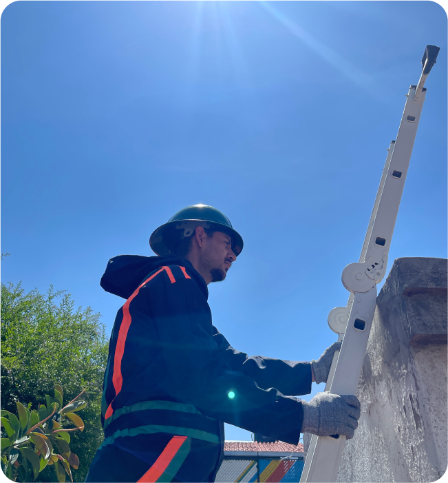 Técnico prepara las herramientas para la limpieza de cisternas y tinacos en Álvaro Obregón