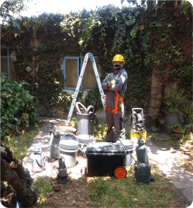 Técnico prepara sus herramientas de trabajo para el lavado de cisternas en Zumpango