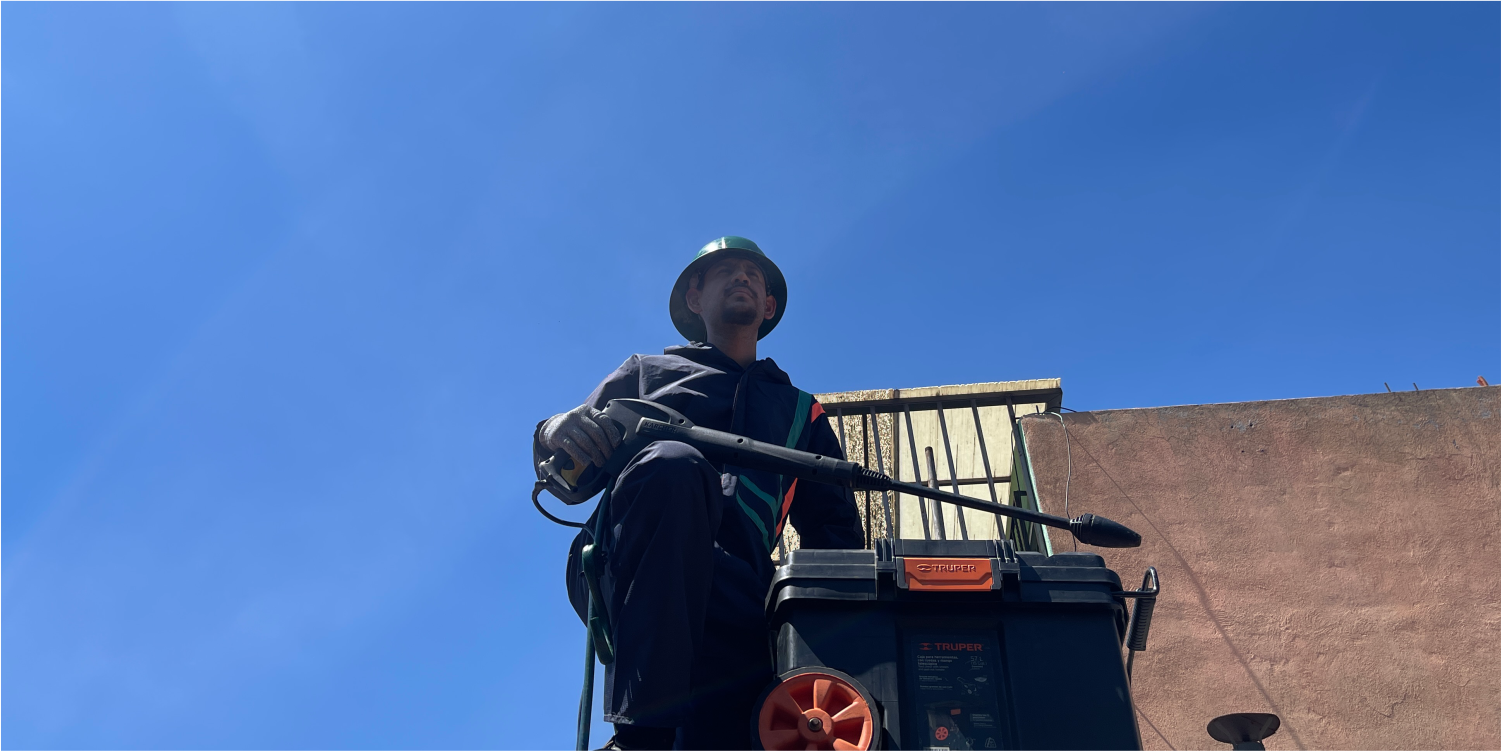 Técnico preparado para hacer un lavado de cisternas y tinacos en Cuauhtémoc