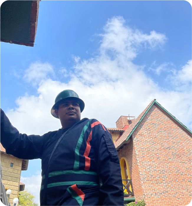 Técnico preparándose para el lavado de cisternas y tinacos en Melchor Ocampo