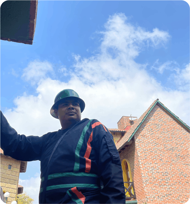 Técnico preparándose para el lavado de tinacos en Melchor Ocampo