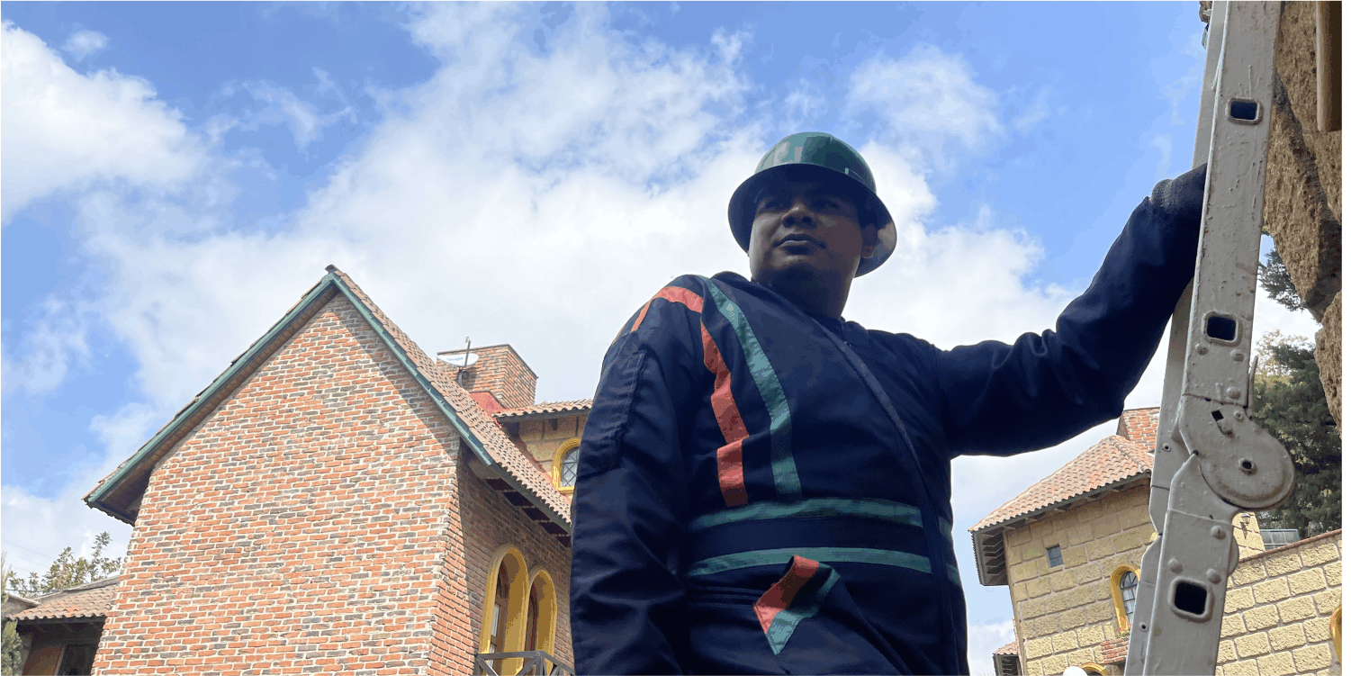 Técnico preparándose para un lavado de tinacos en Tlalpan