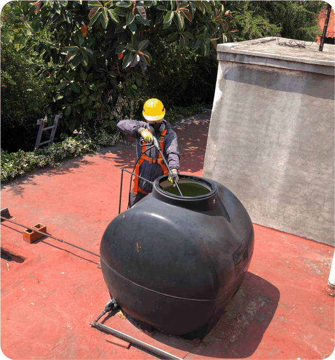 Técnico realiza una desinfección durante la limpieza de tinacos en Tecámac