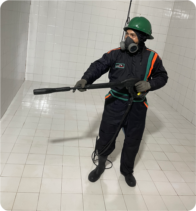 Técnico realiza un enjuague a cisterna durante el lavado de cisternas y tinacos en Álvaro Obregón