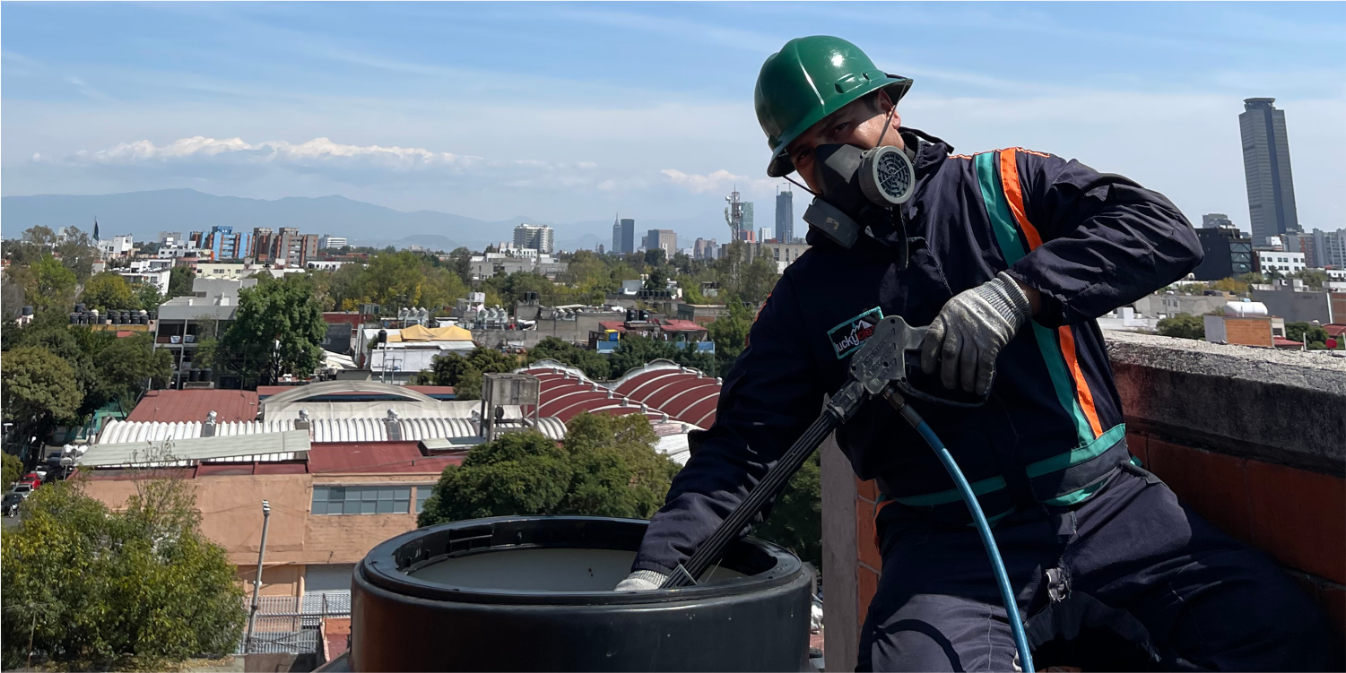 Técnico realiza enjuague a cisternas durante la limpieza de cisternas y tinacos en Texcoco