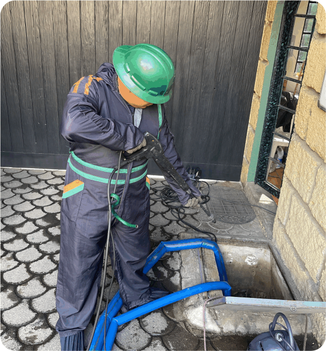 Técnico realiza un enjuague durante el lavado de cisternas en Valle de Chalco