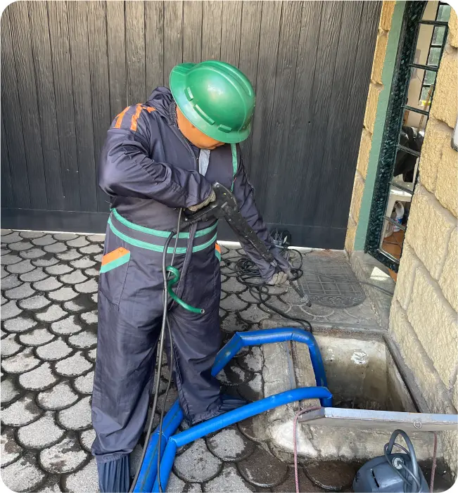 Técnico realiza un enjuague durante el lavado de cisternas en Valle de Chalco