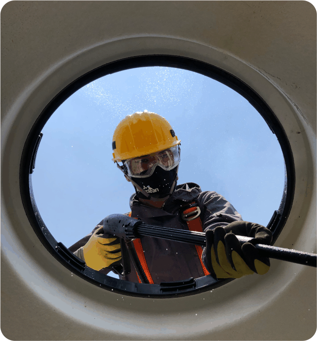 Técnico realiza enjuague durante el lavado de tinacos en Valle de Chalco