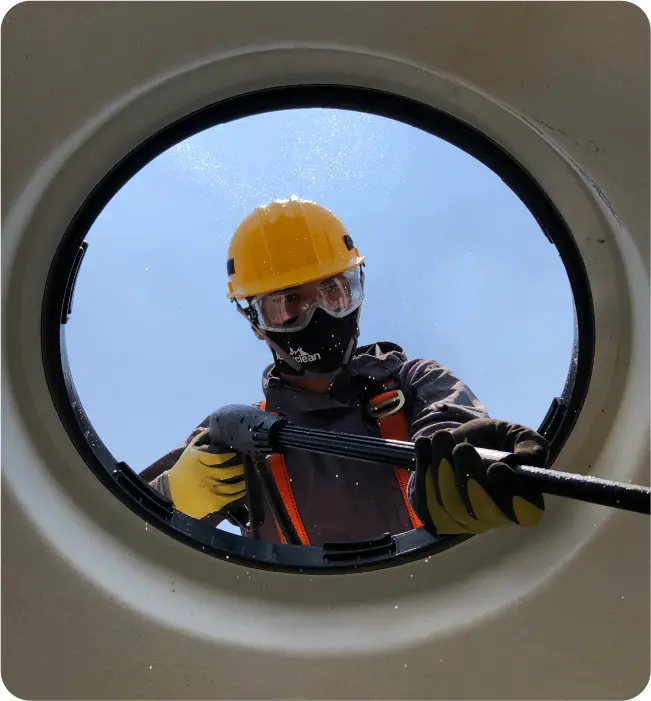 Técnico realiza enjuague durante el lavado de tinacos en Valle de Chalco