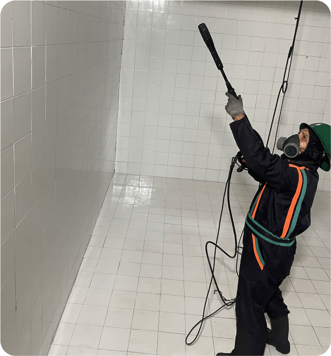 Técnico realiza un enjuague a cisterna durante la limpieza de cisternas en Zumpango