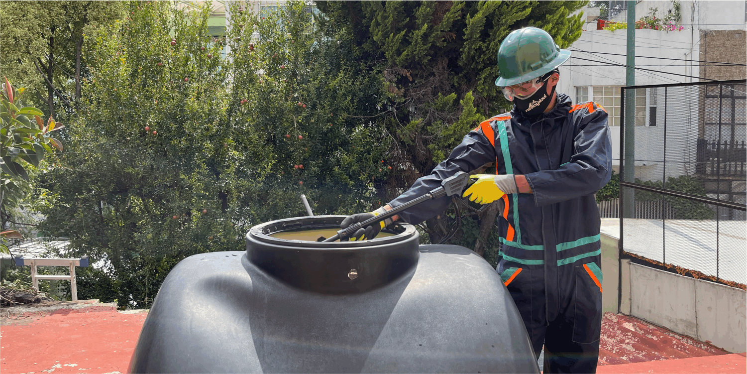 Técnico realiza enjuague a tinaco durante la limpieza de tinacos en Zumpango
