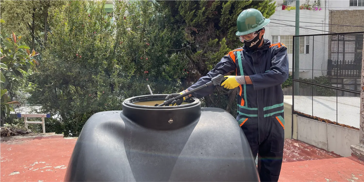 Técnico realiza enjuague a tinaco durante la limpieza de tinacos en Zumpango