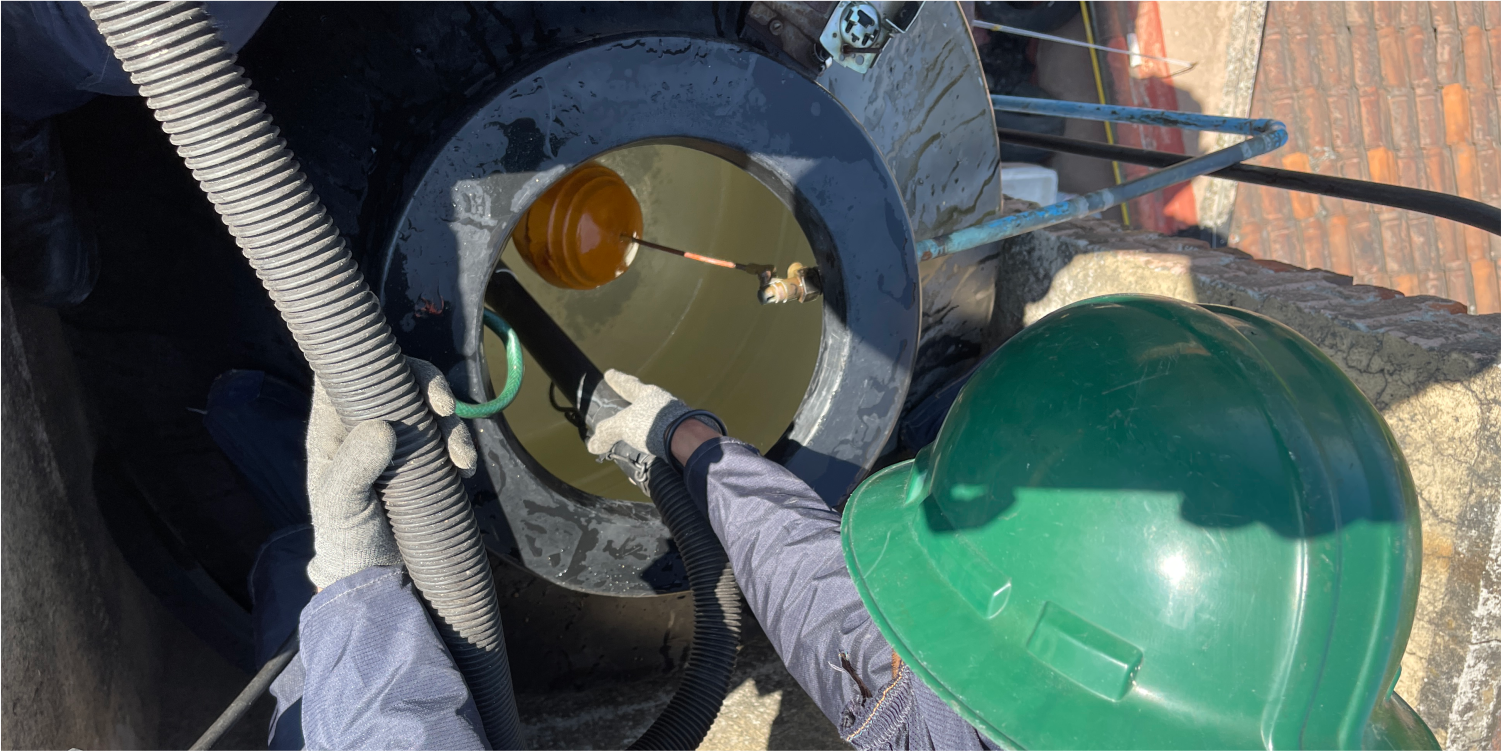 Técnico realiza una extracción de sedimentos durante el lavado de cisternas y tinacos Nicolás Romero