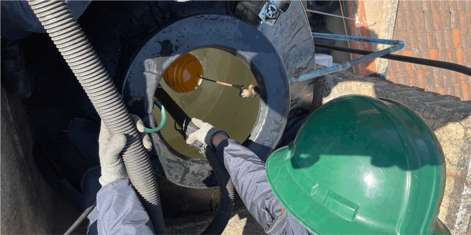 Técnico realiza una extracción de sedimentos durante el lavado de tinacos Nicolás Romero