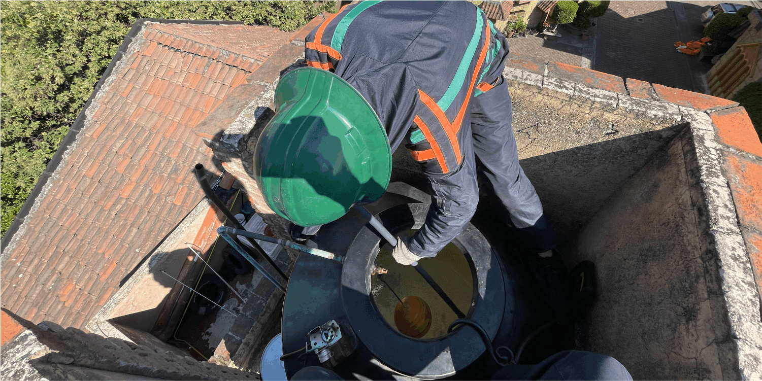 Técnico realiza un tallado durante el lavado de tinacos en Tultitlán