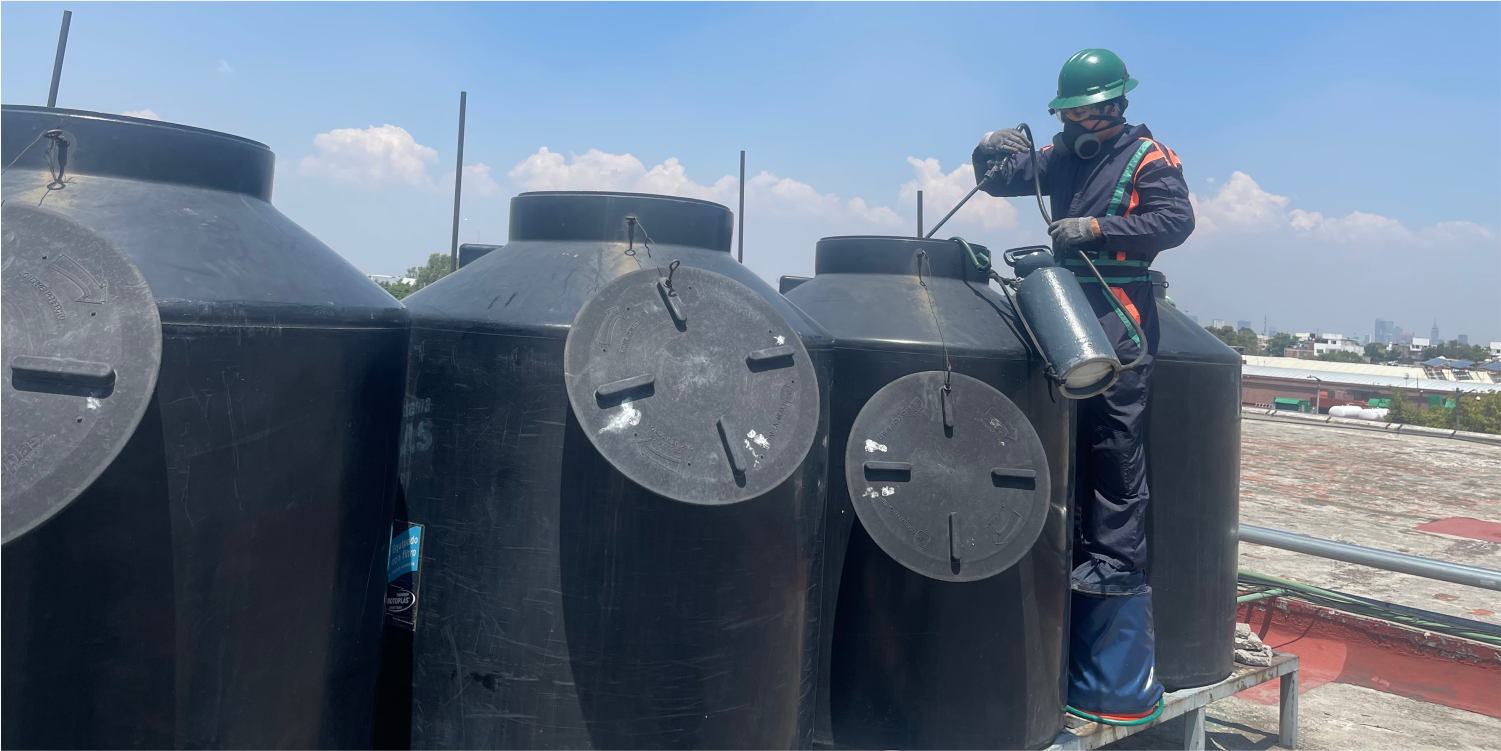Técnico realiza una desinfección durante el lavado de cisternas y tinacos en Nezahualcóyotl
