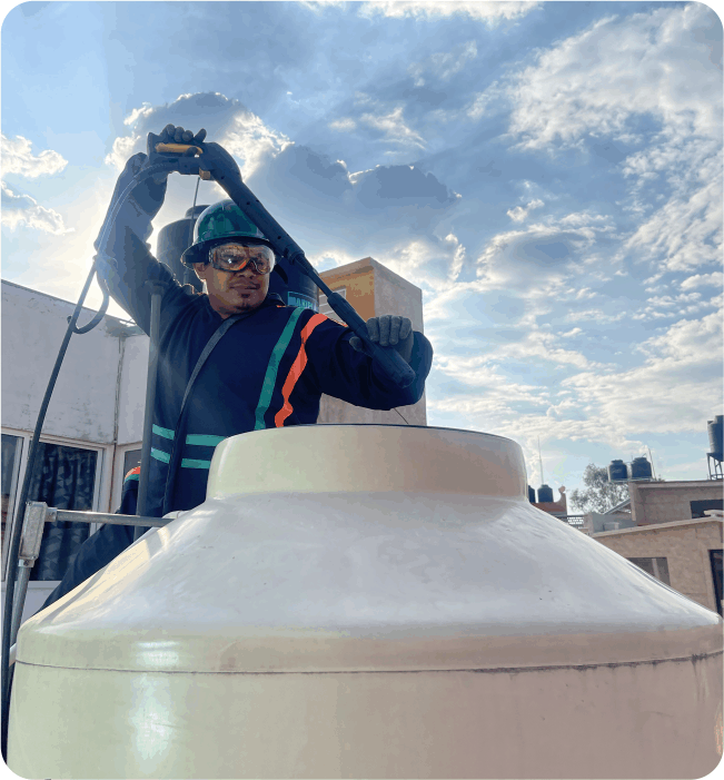 Técnico realizando un enjuague durante la limpieza de tinacos en Metepec