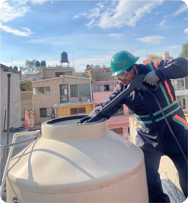 Técnico realizando el enjuague durante la limpieza de cisternas y tinacos en Cuautitlán Izcalli