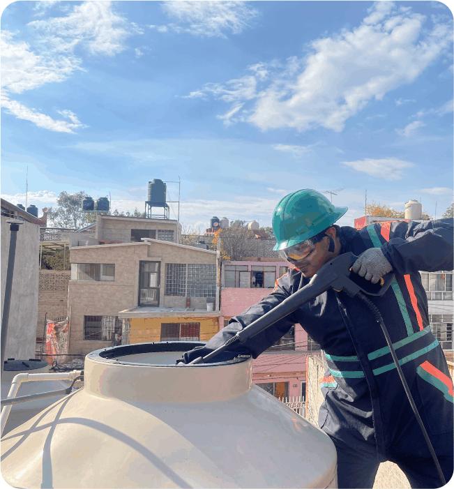 Técnico realizando el enjuague durante la limpieza de tinaco en Cuautitlán Izcalli