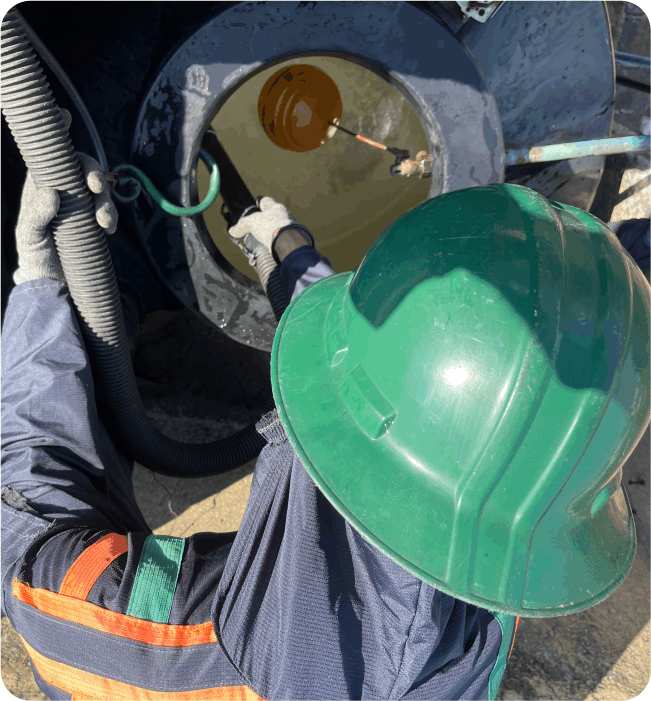 Técnico realizando una extracción de sedimentos durante el lavado de tinaco en Acolman