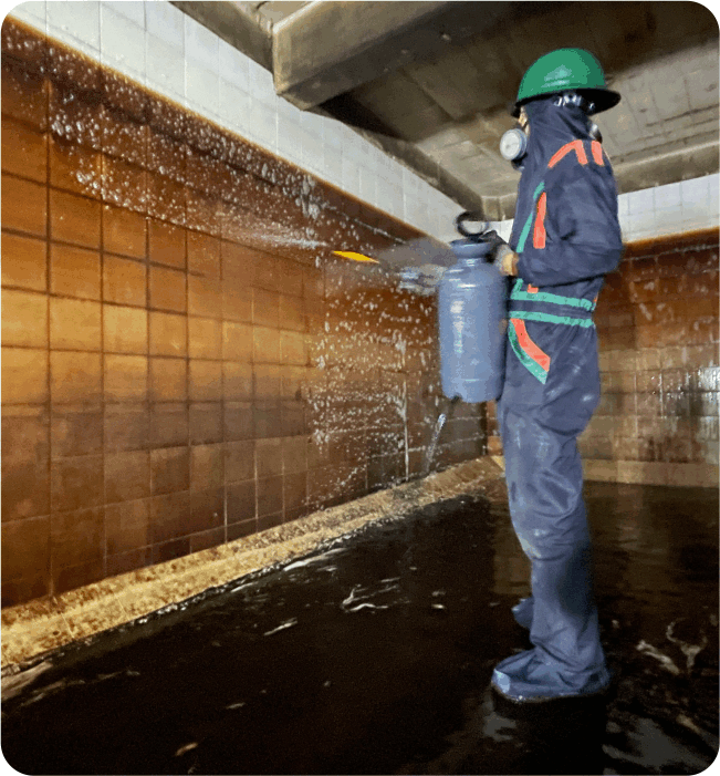 Técnico haciendo un lavado de cisternas