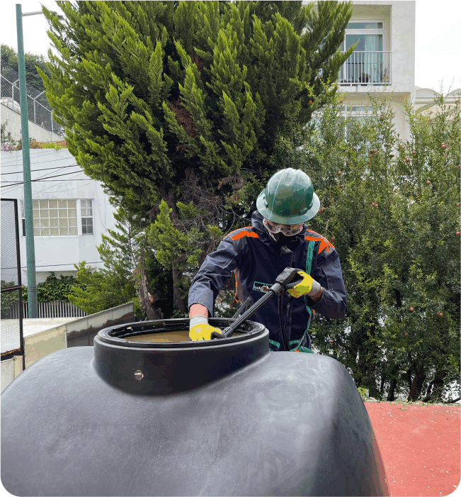 Técnico realizado una limpieza de tinacos en Magdalena Contreras