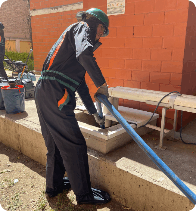 Técnico realizando una succión de sedimentos durante lavado de cisternas en Atizapán de Zaragoza