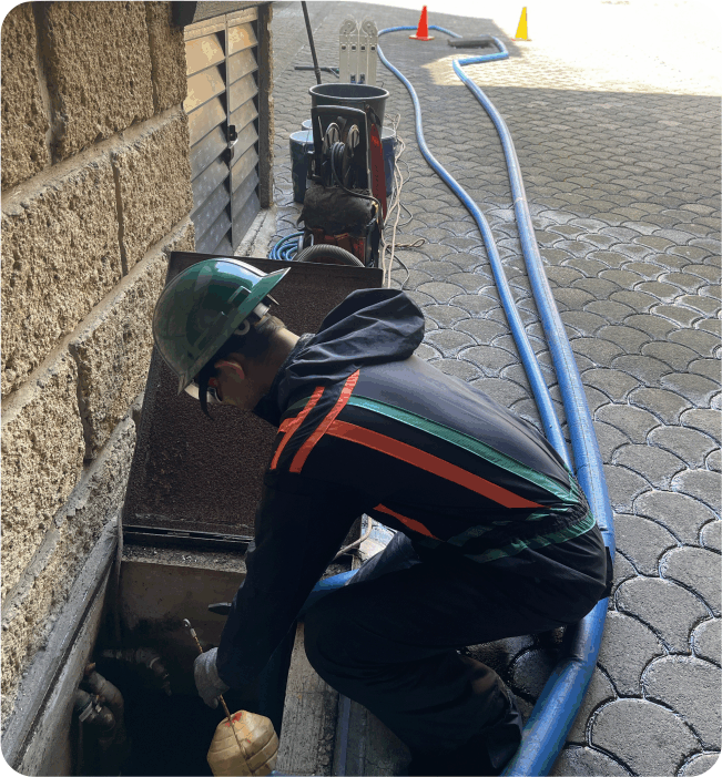 Técnico revisa accesorios durante el lavado de cisternas en Nicolás Romero