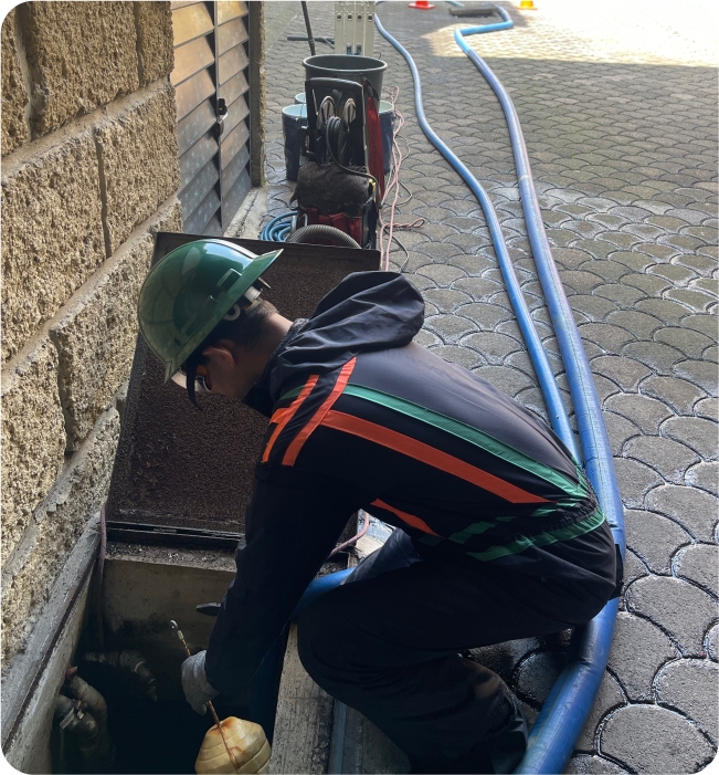 Técnico revisa accesorios durante el lavado de cisternas y tinacos en Nicolás Romero