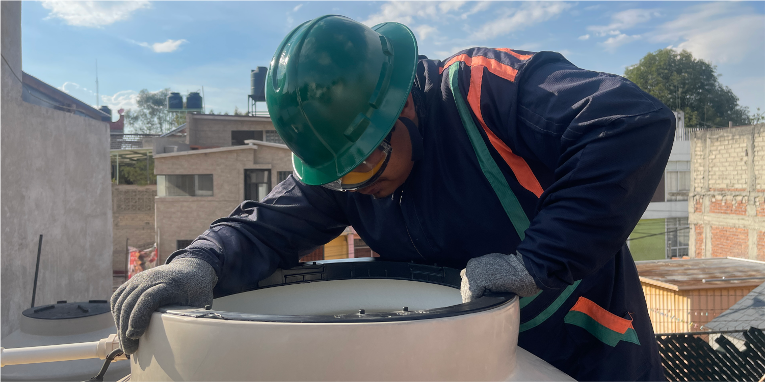 Técnico revisa la correcta limpieza de cisternas y tinacos en Metepec
