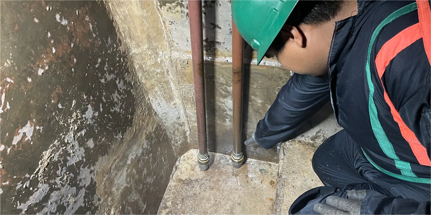Técnico revisa el estado de una cisterna durante el limpieza de cisternas y tinacos en Iztapalapa