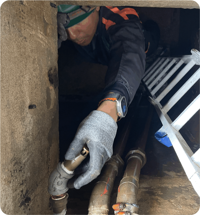 Técnico revisando accesorios durante el lavado de cisterna en Cuautitlán Izcalli