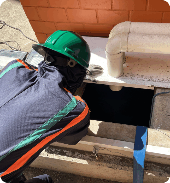 Técnico revisa la extracción de agua durante la limpieza de cisterna en Chalco